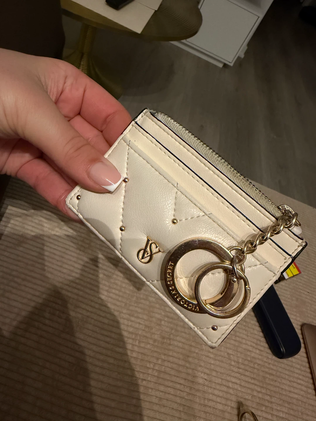 Victoria's Secret White Quilted Card Holder - photo 2