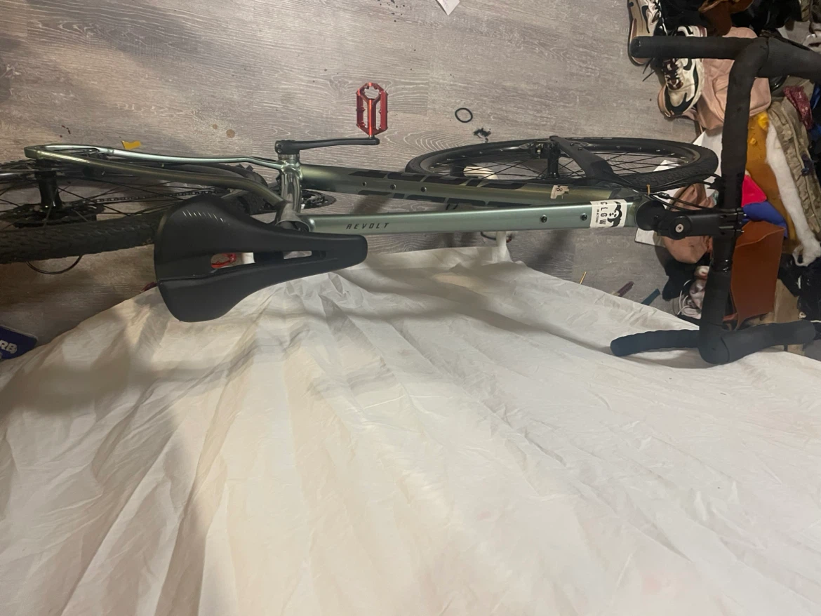 Giant Revolt Gravel Bike - photo 2