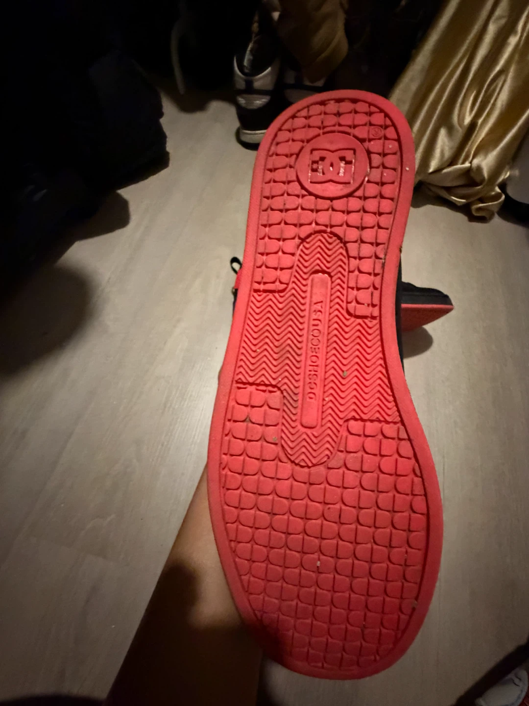 DC Shoes Black and Red Sneakers - photo 2