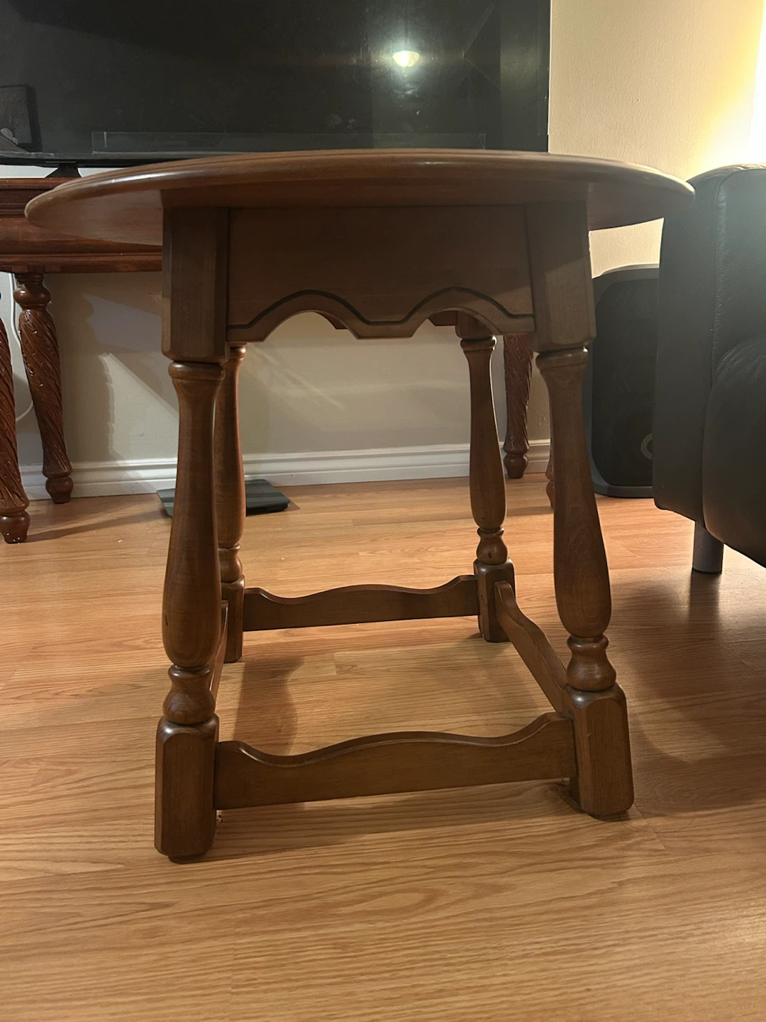 Round wooden side table - photo 4