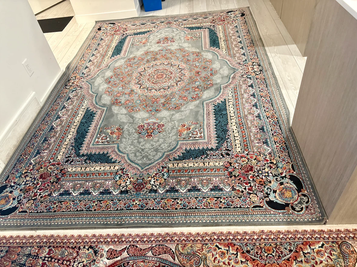 Large Persian-style decorative area rug - photo 2