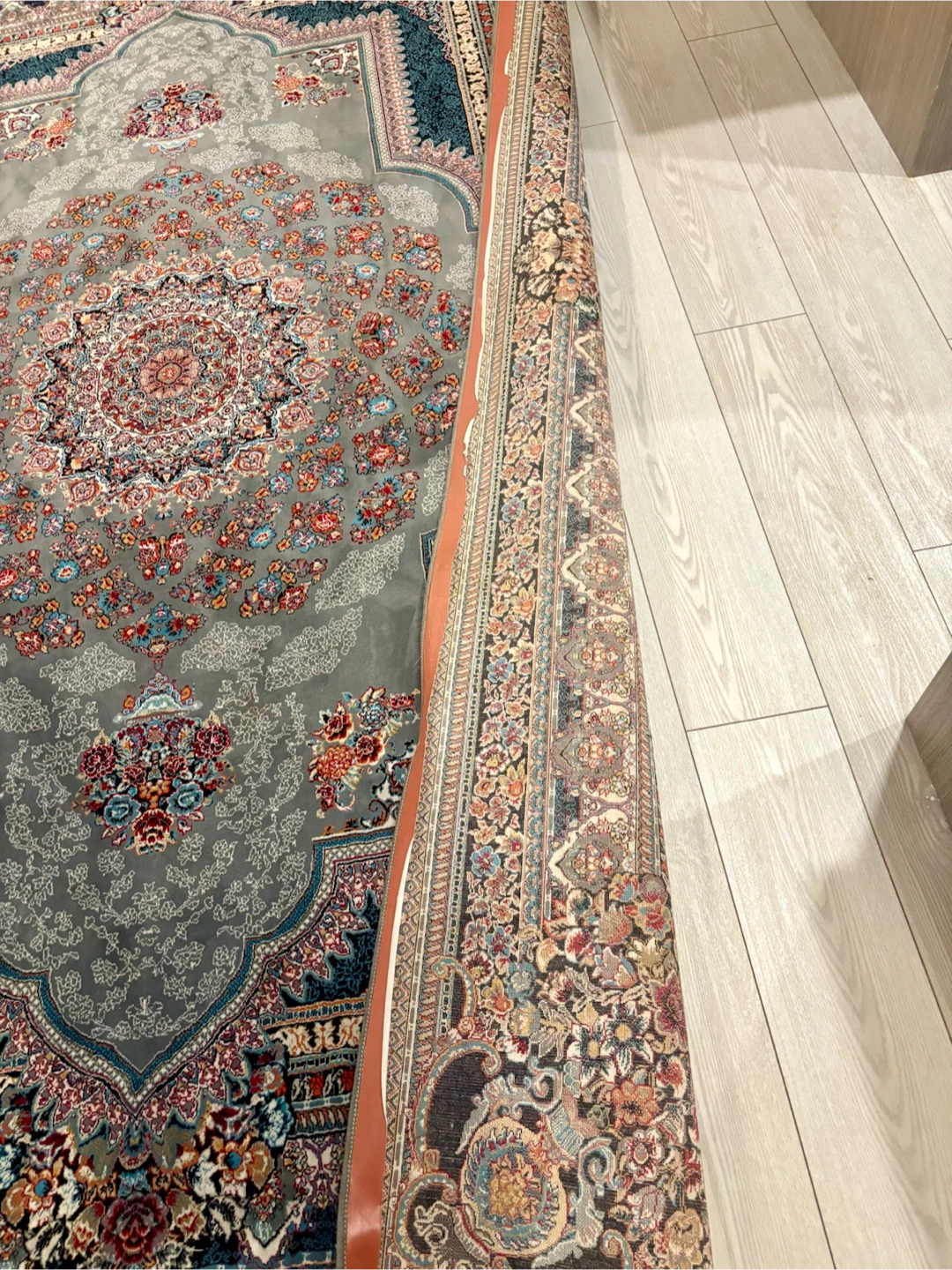 Large Persian-style decorative area rug - photo 3