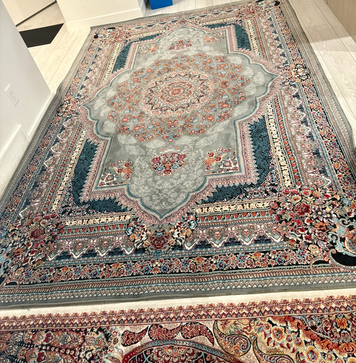 Large Persian-style decorative area rug - photo 4