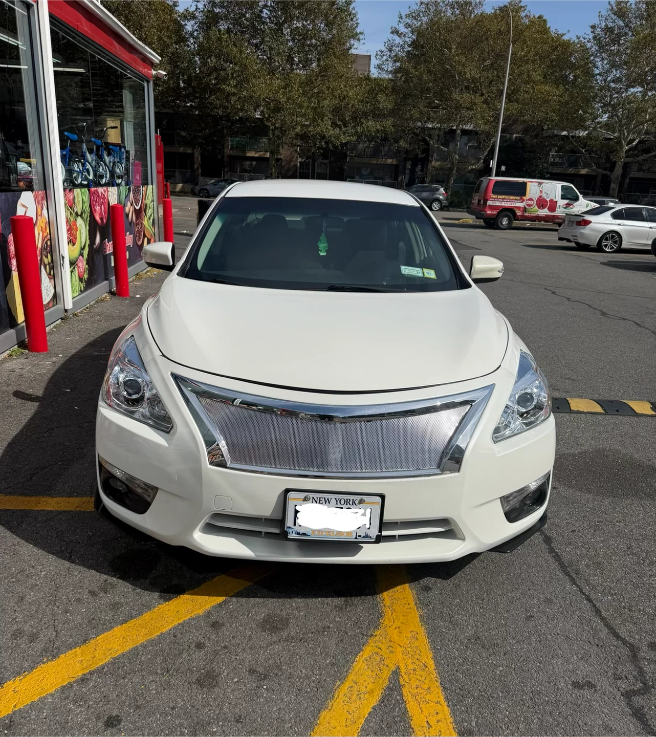 2013 White Nissan Altima Sedan