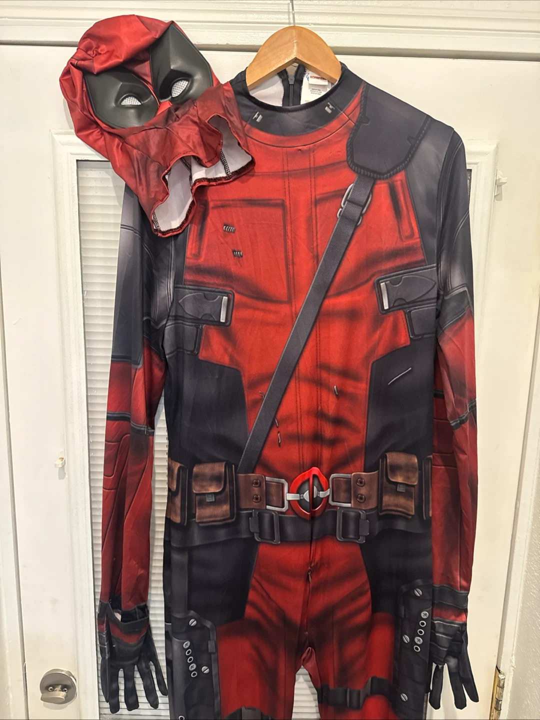 Deadpool Costume (L) - photo 2