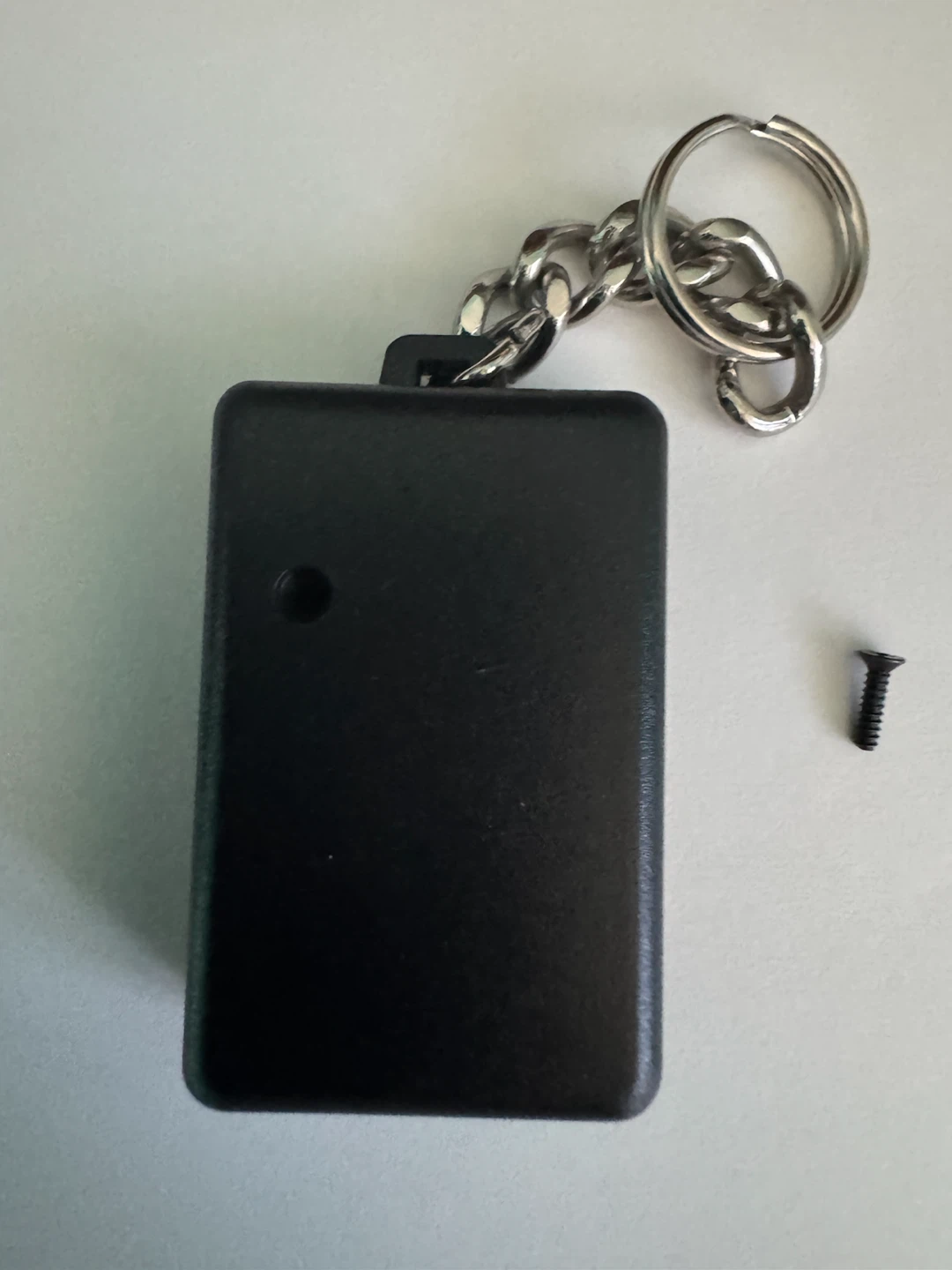 Black plastic keychain case with metal ring - photo 2