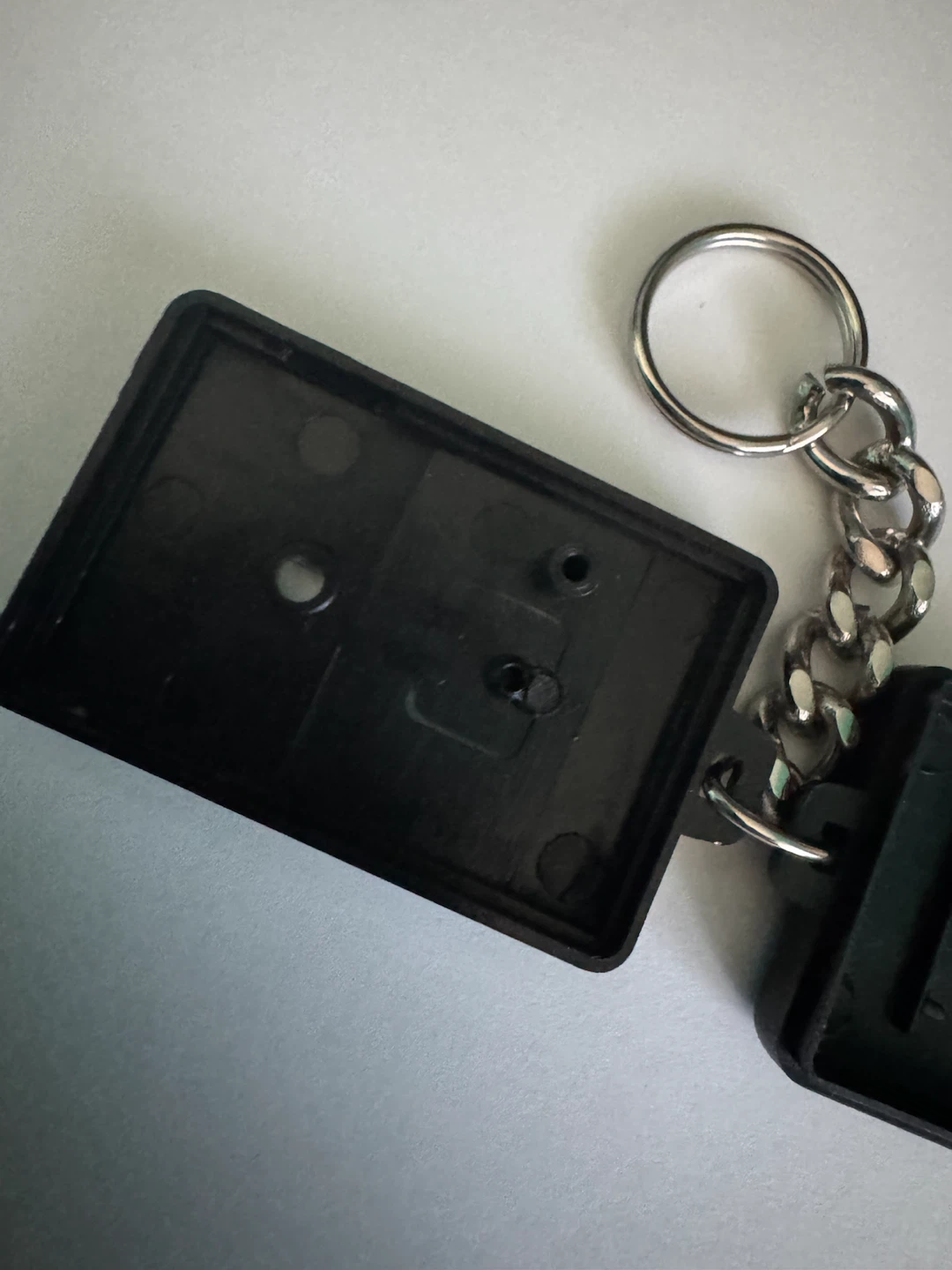 Black plastic keychain case with metal ring - photo 3