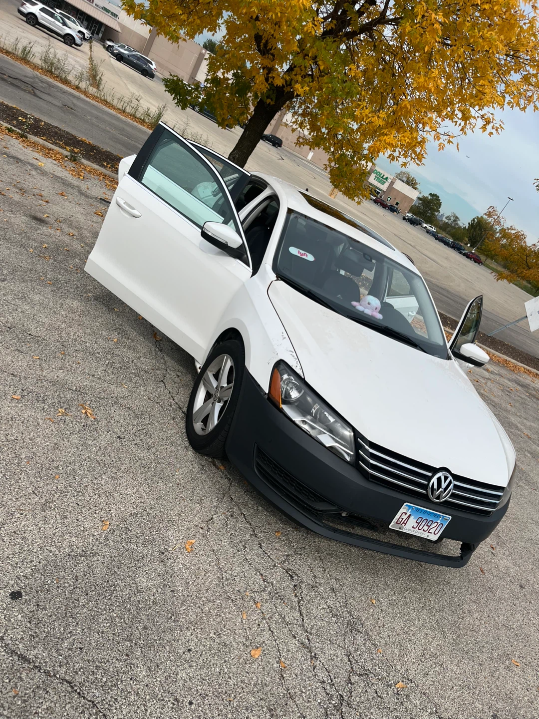 White Volkswagen Passat SE Sedan 2013.     140millas
