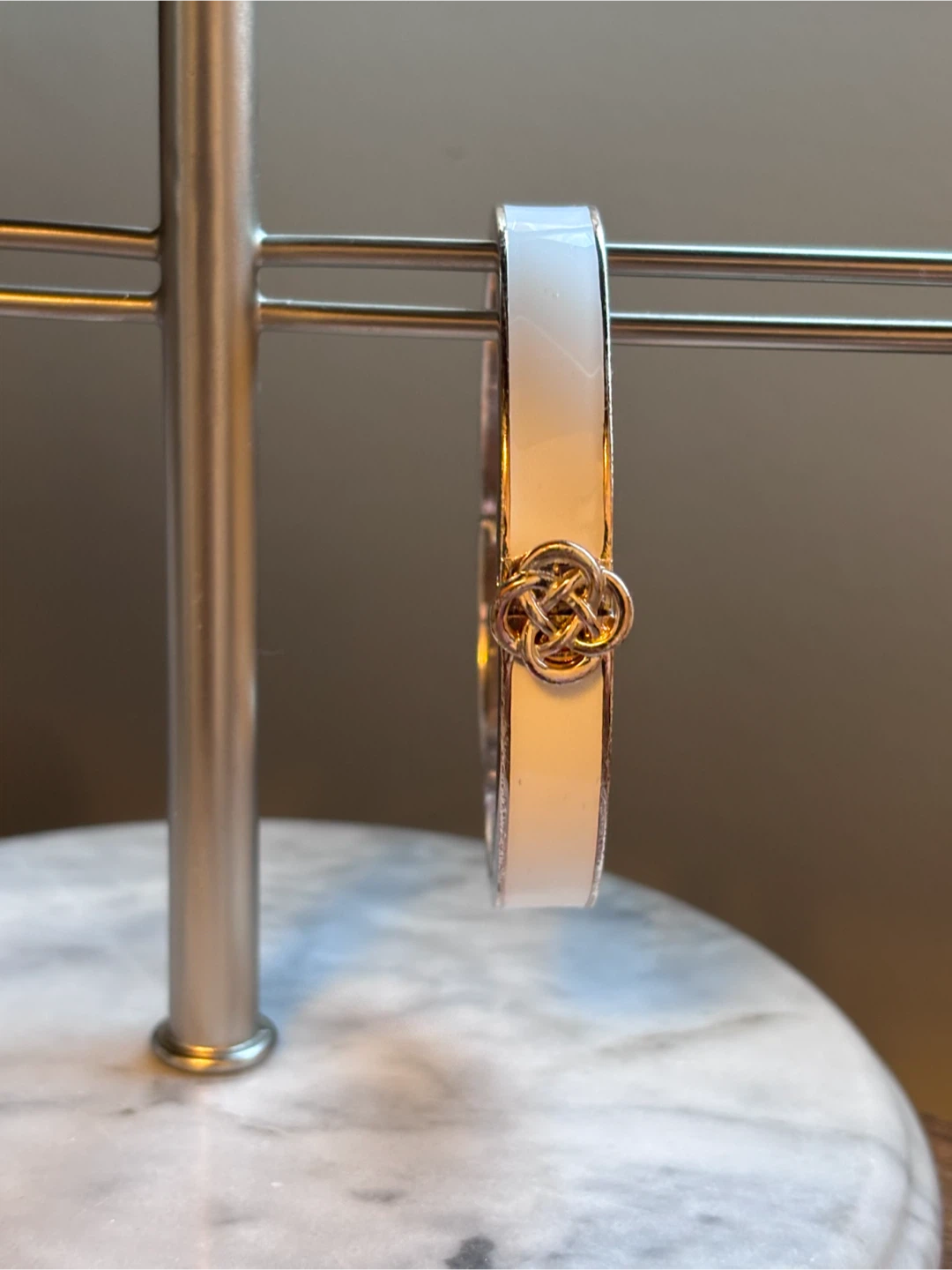 Cream and Gold Tone Bangle Bracelet - photo 4
