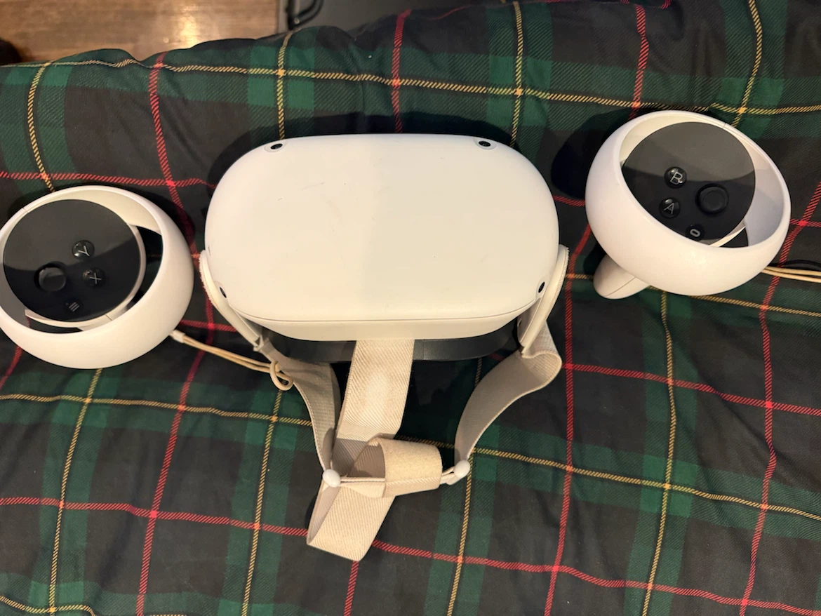 Meta Quest 2 All-In-One VR Headset - 128GB (With Controllers) - photo 2