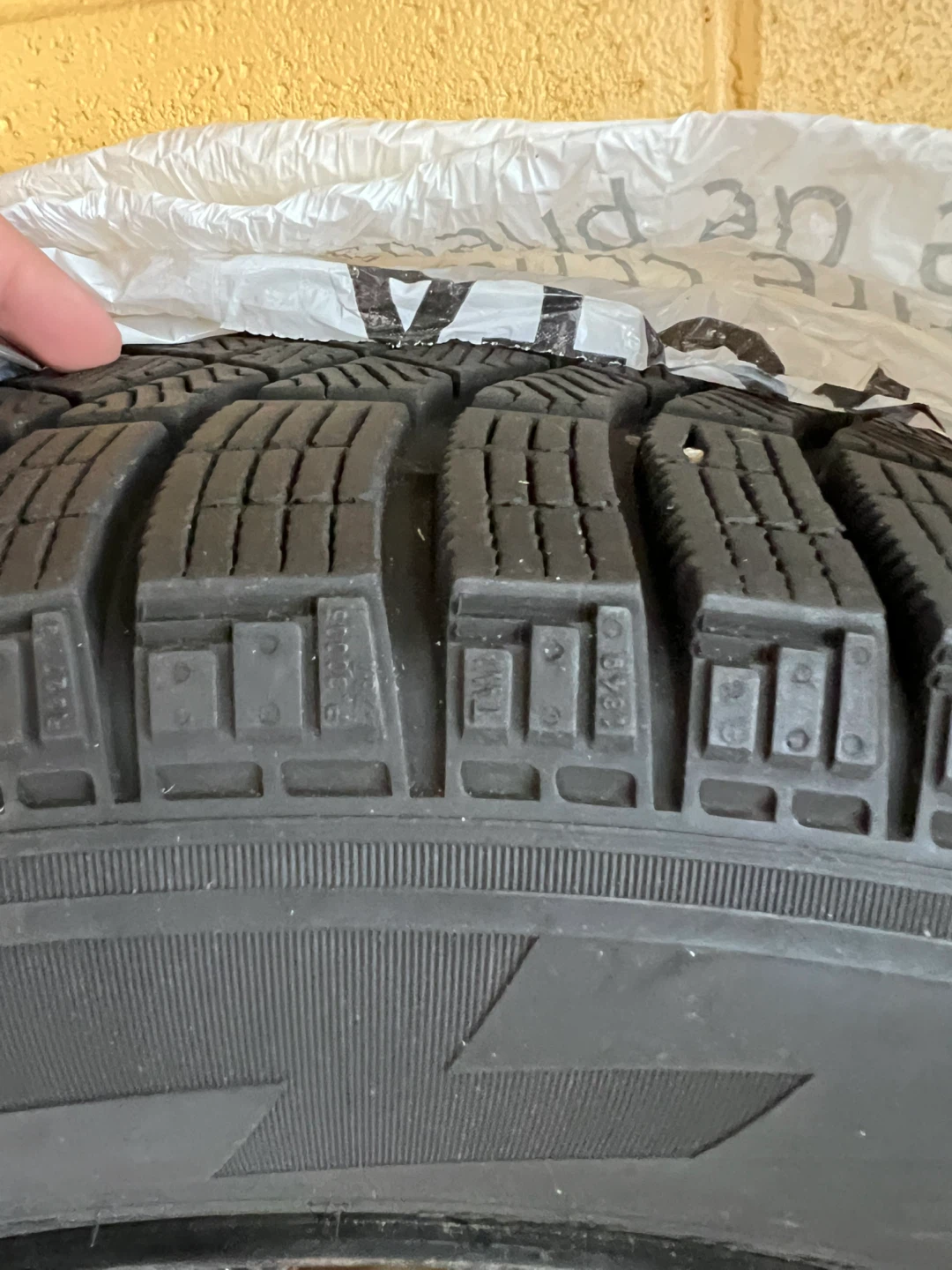 4 Pirelli Ice Zero Studless Tires 225/65R17