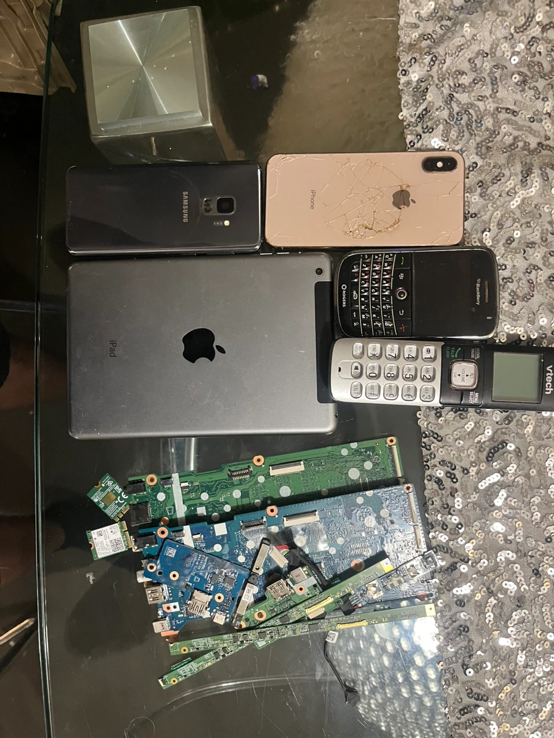 Broken phone and iPad lot 30$