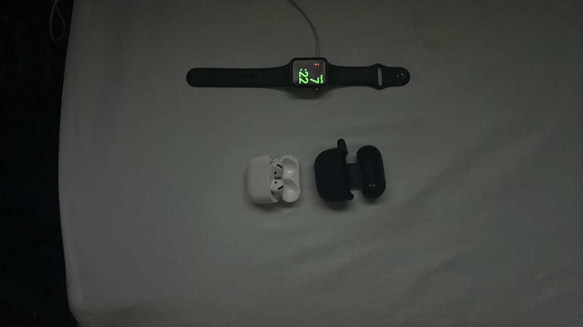 Apple Watch and AirPods Pro - photo 3