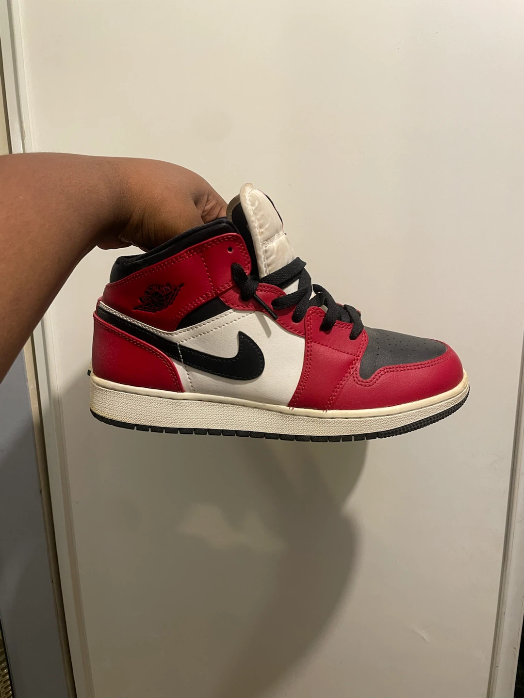 Nike Air Jordan 1 Mid Chicago Black Toe Youth Size 7Y
