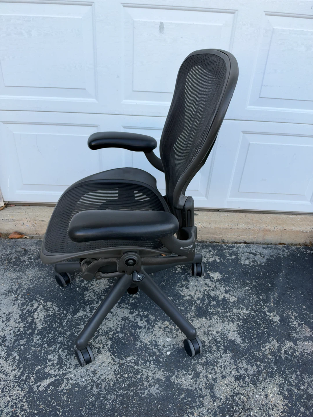 Herman Miller Aeron chair - photo 2