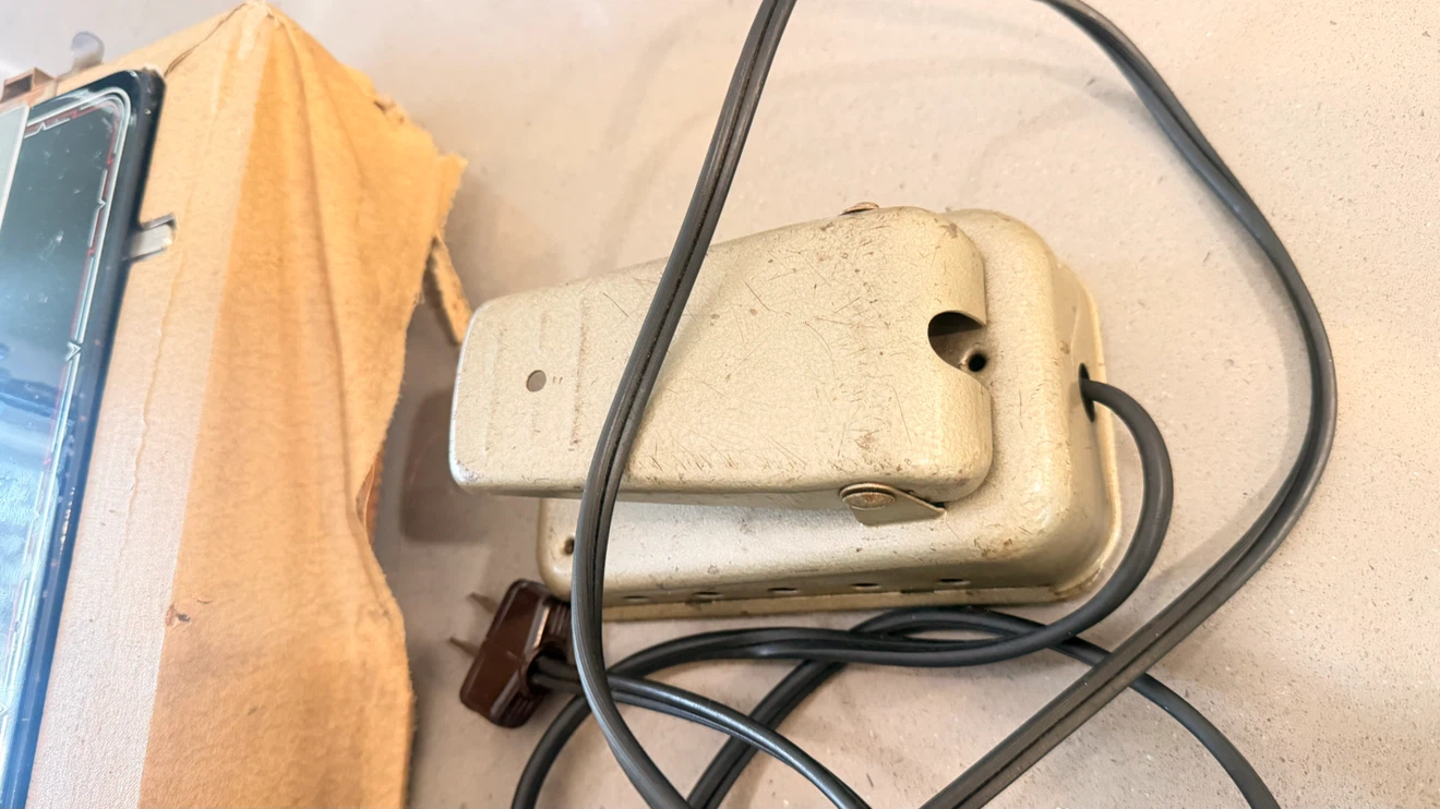 Vintage White Sewing Machine - photo 2