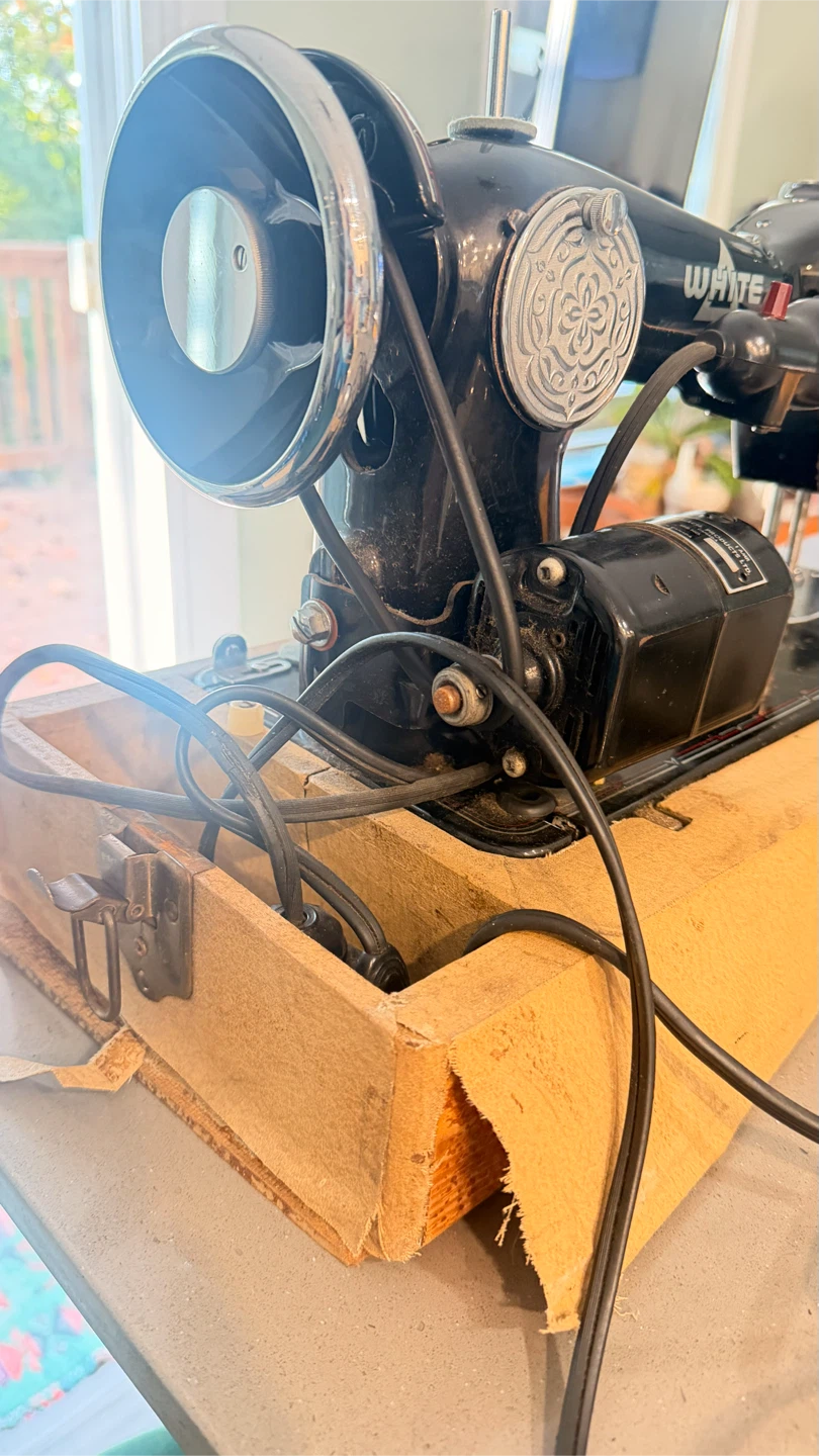 Vintage White Sewing Machine - photo 3