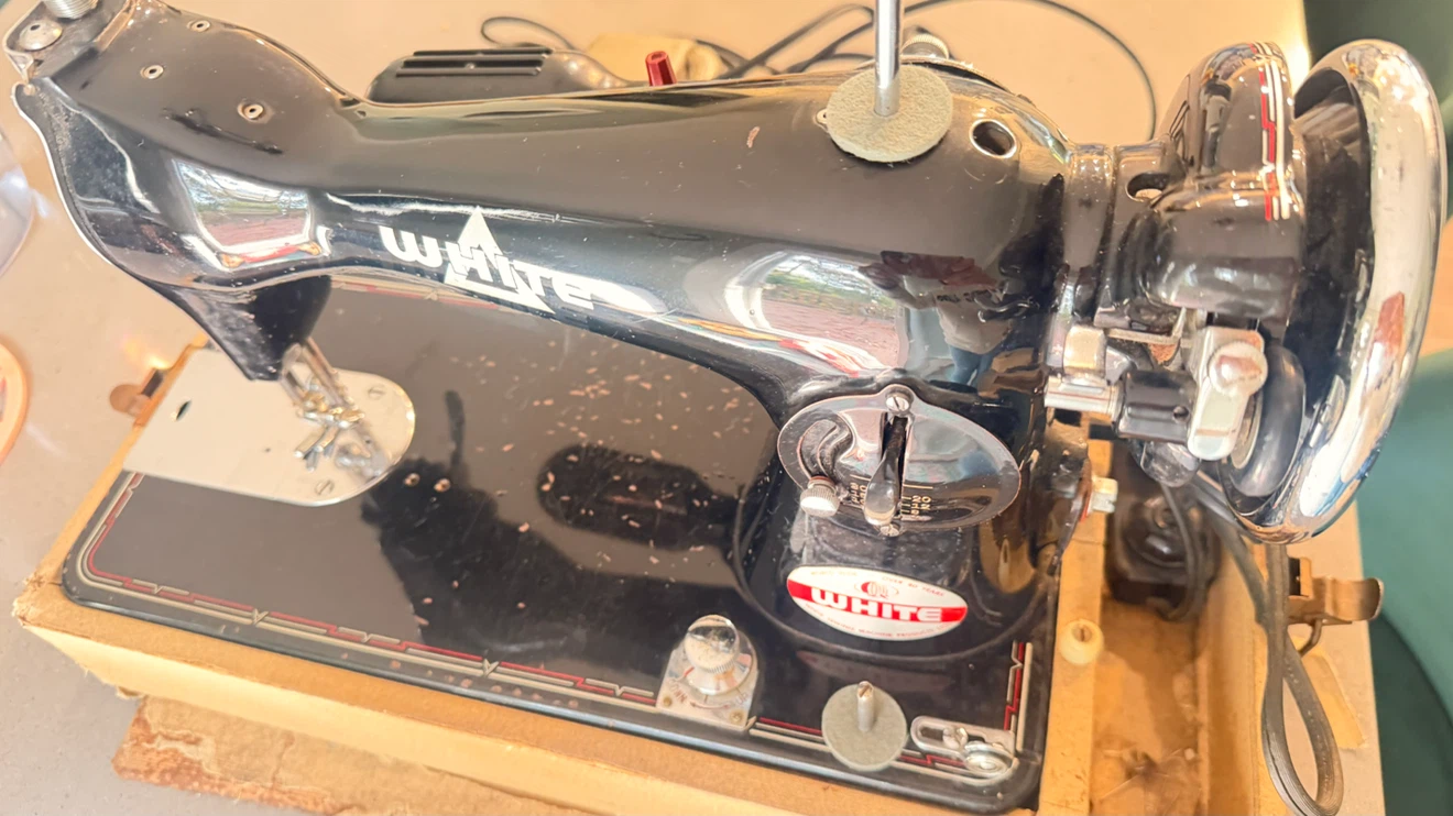 Vintage White Sewing Machine - photo 4