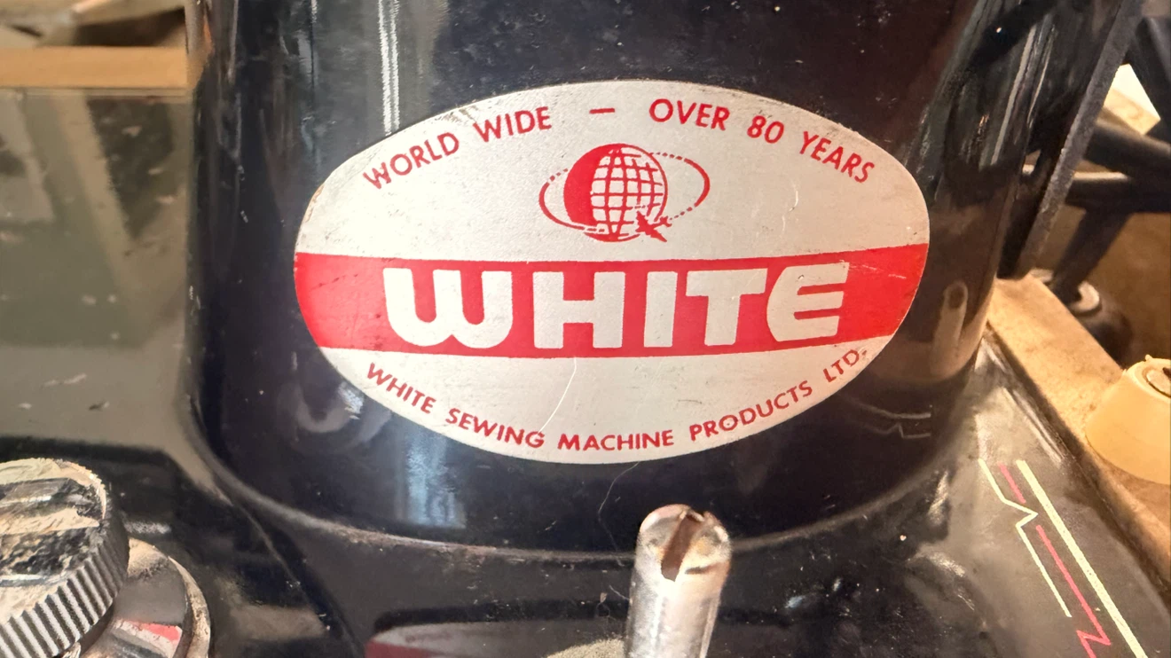 Vintage White Sewing Machine - photo 5