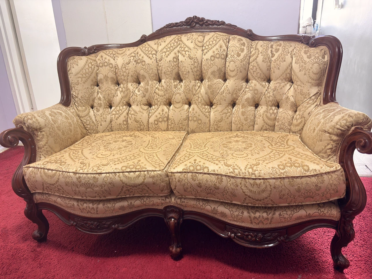 French provincial/Victorian Style Tufted Loveseat