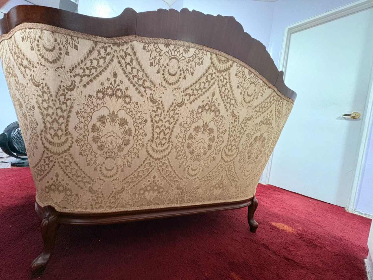 French provincial/Victorian Style Tufted Loveseat - photo 2