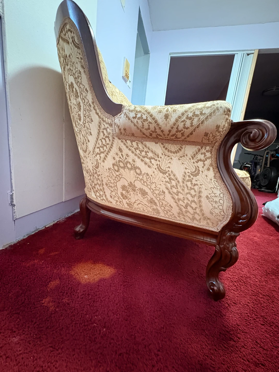 French provincial/Victorian Style Tufted Loveseat - photo 3