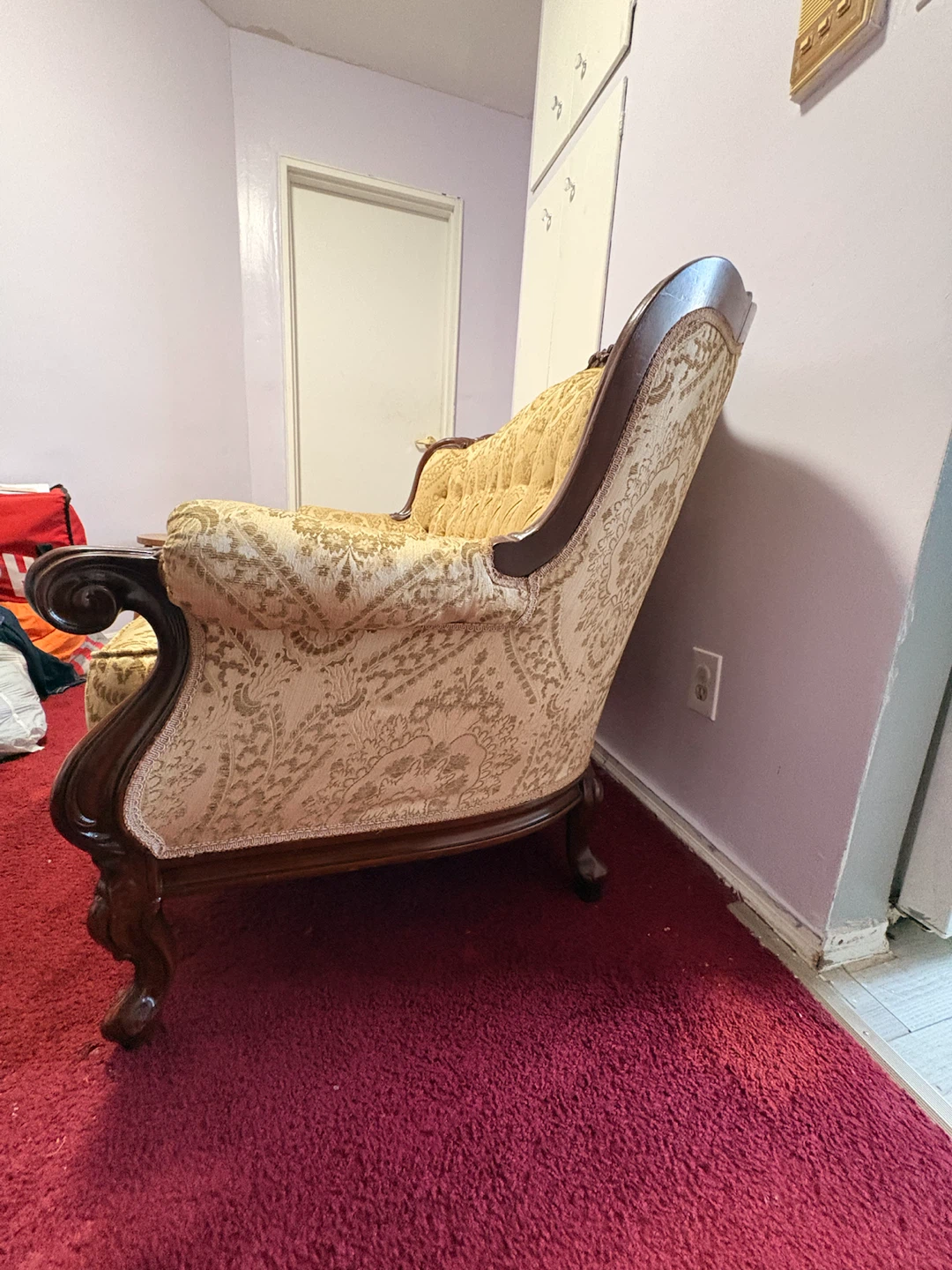 French provincial/Victorian Style Tufted Loveseat - photo 4