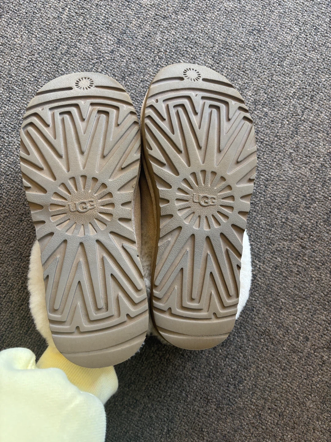 Ugg slippers women size 5 or youth size 3 - photo 3