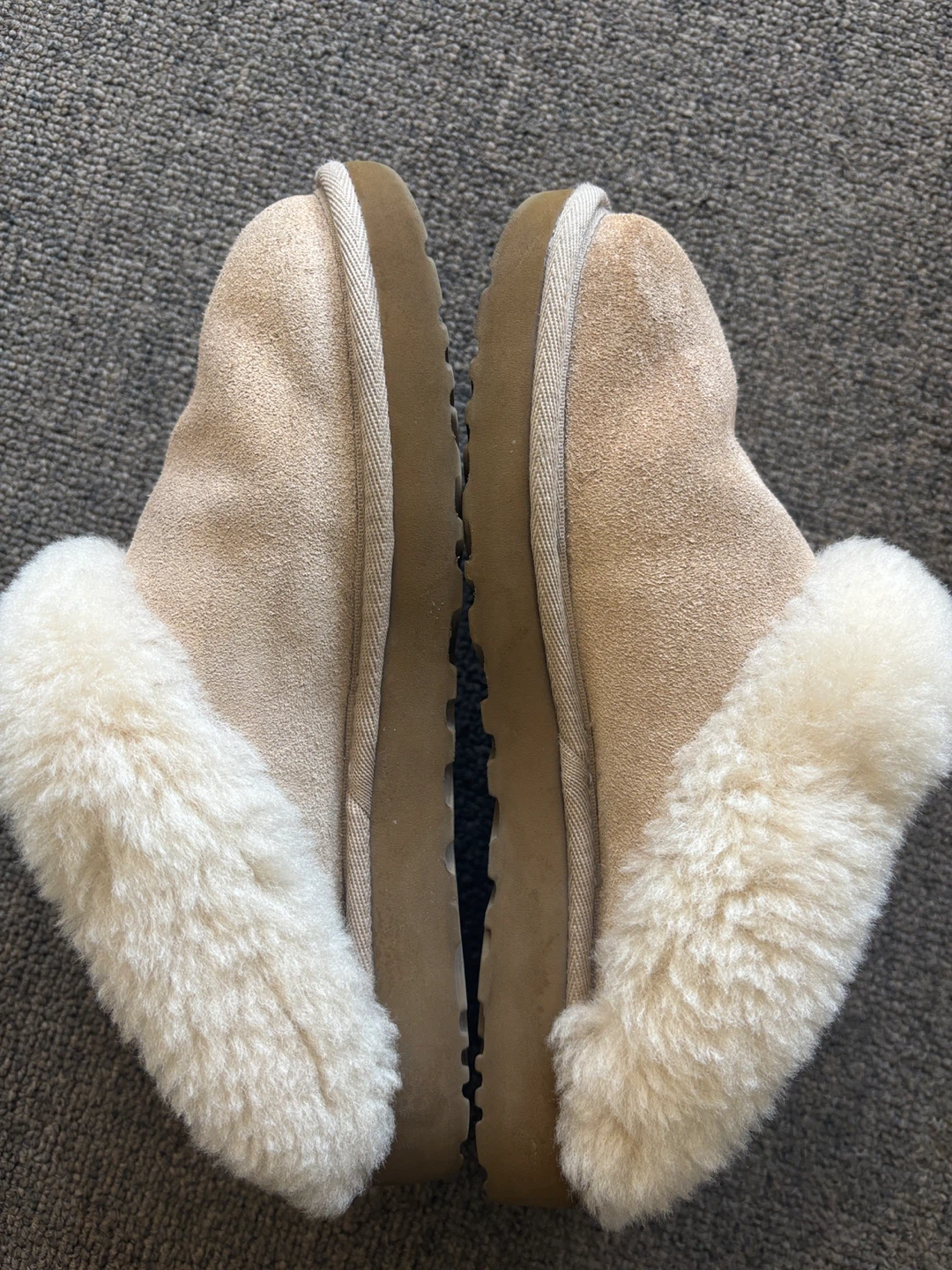 Ugg slippers women size 5 or youth size 3 - photo 4