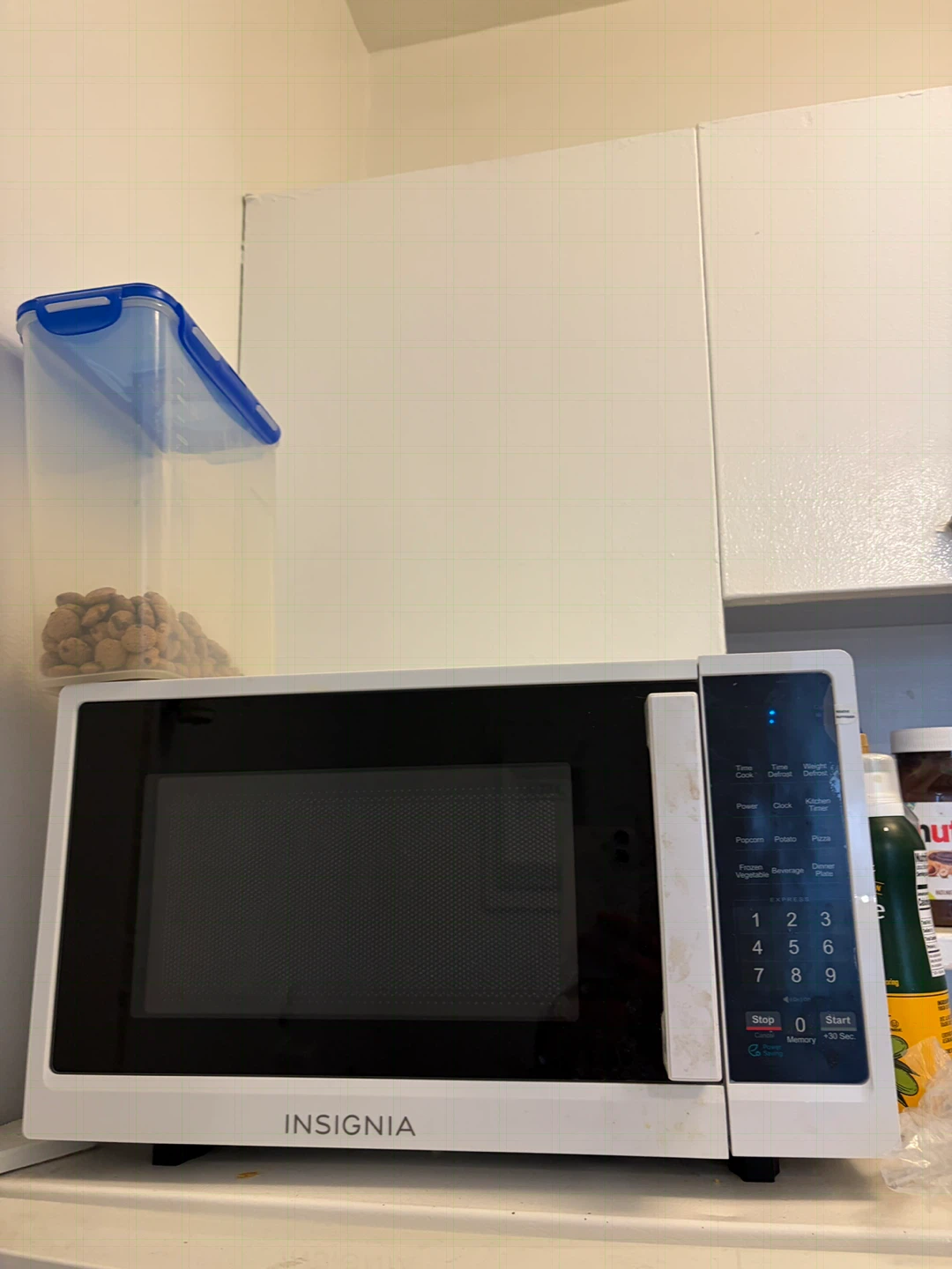 Insignia White Countertop Microwave