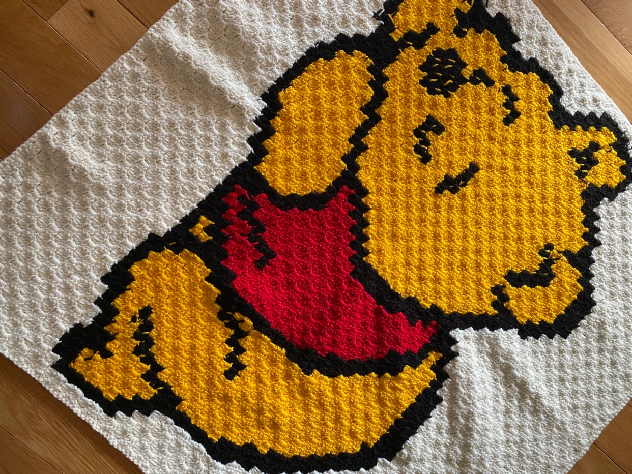 Hand-crocheted Winnie the Pooh baby blanket - photo 2
