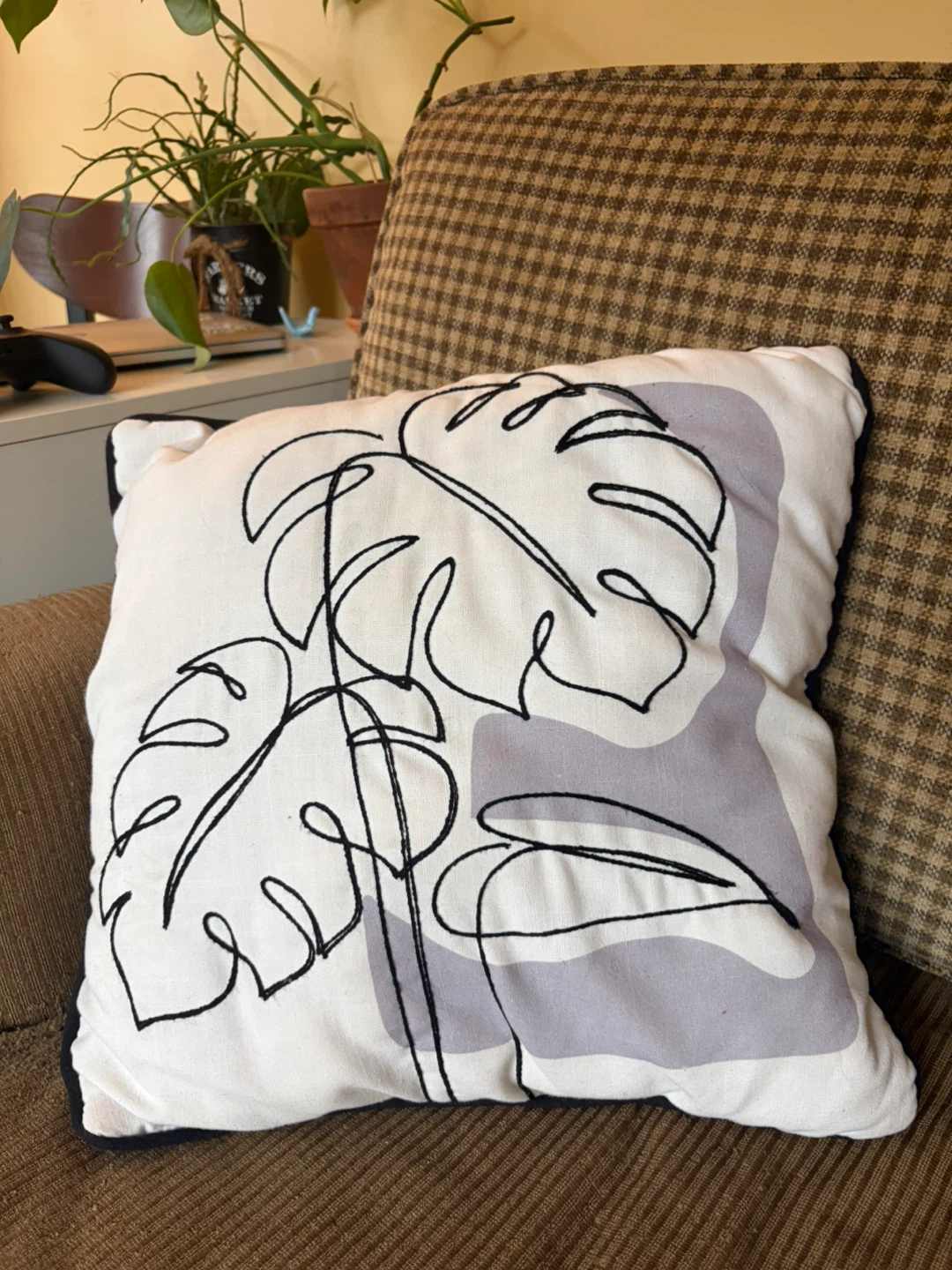 Tripel Leaf Pattern Throw Pillow