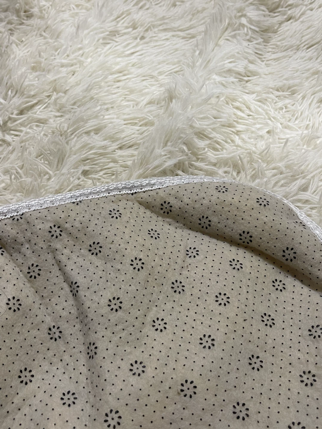 White faux fur rug - photo 2