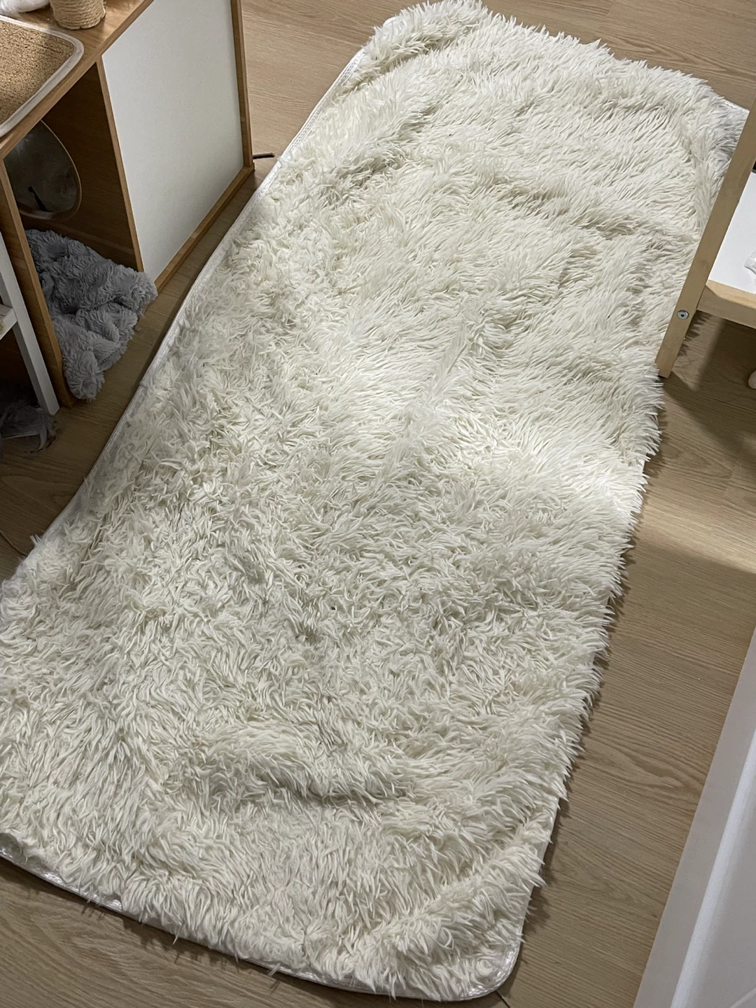 White faux fur rug - photo 4