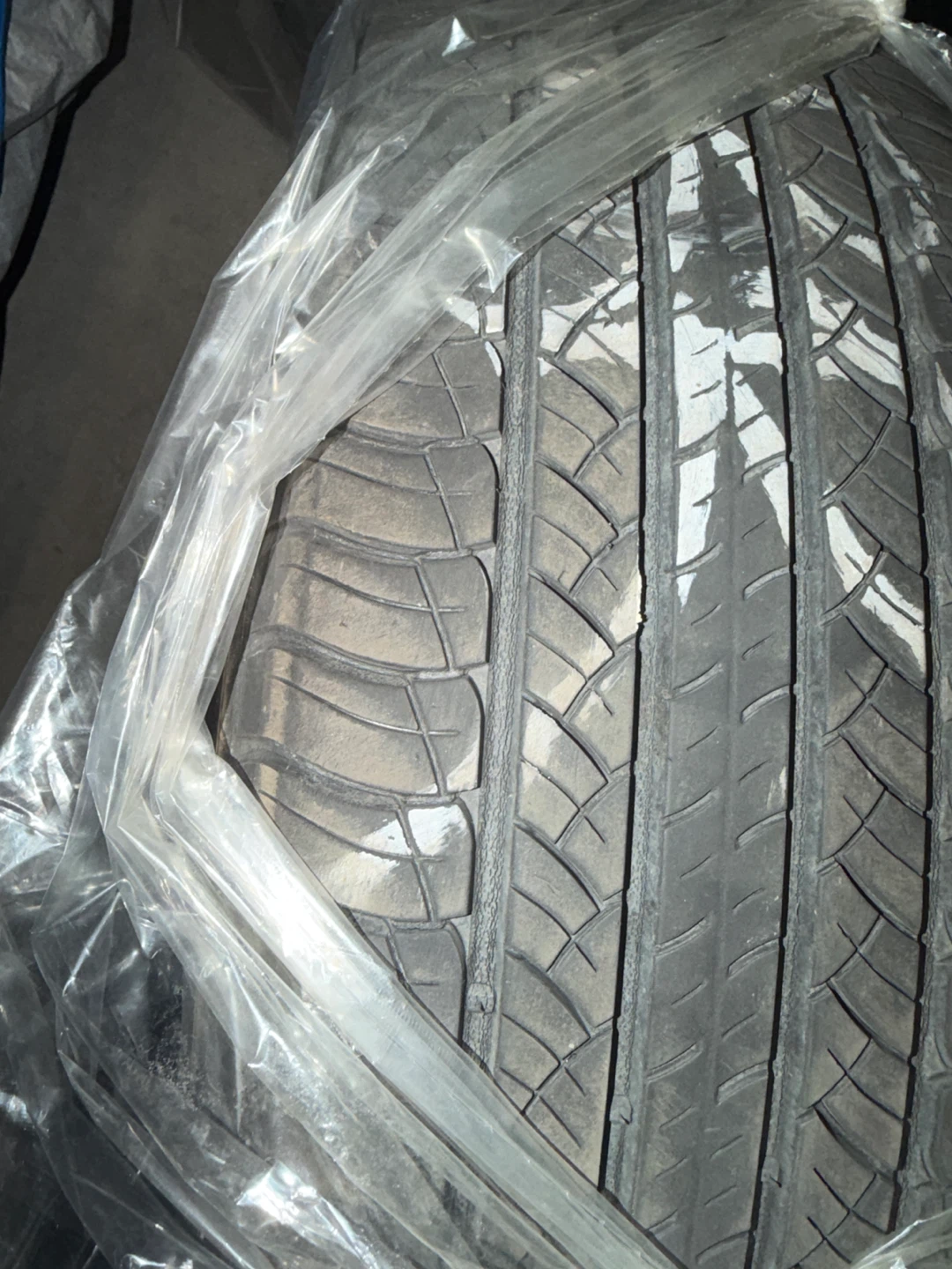 Michelin 225/65 R17 all-season tires - photo 3
