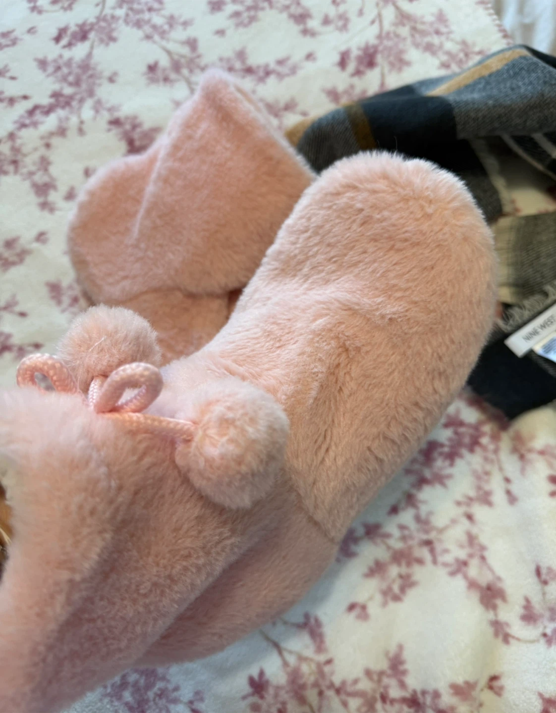 Nine West Plaid Scarf and Pink Slippers Set - photo 2