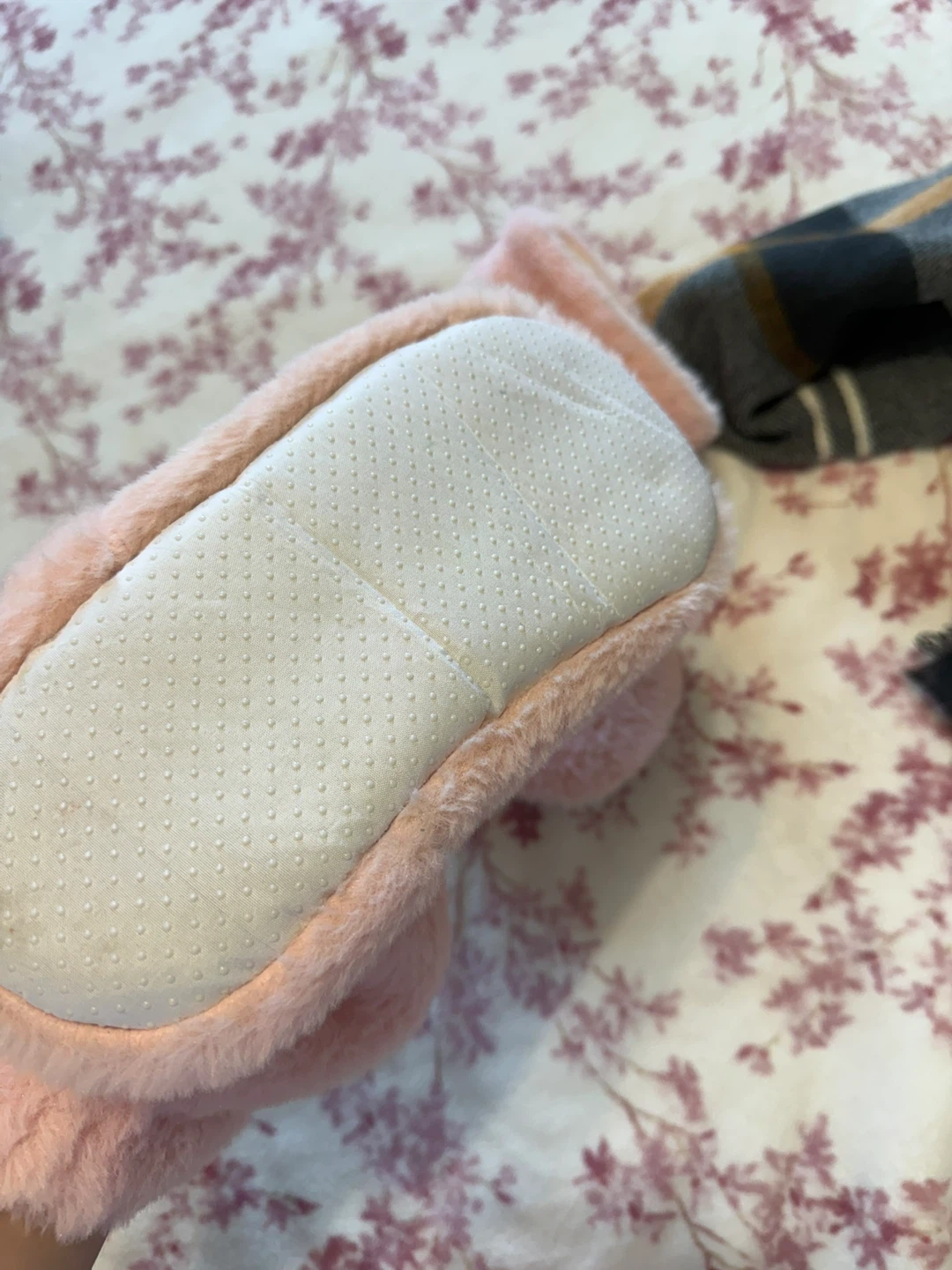Nine West Plaid Scarf and Pink Slippers Set - photo 3