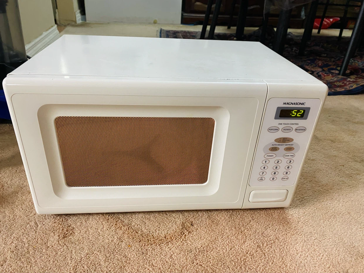 Magnasonic White Microwave (like new)