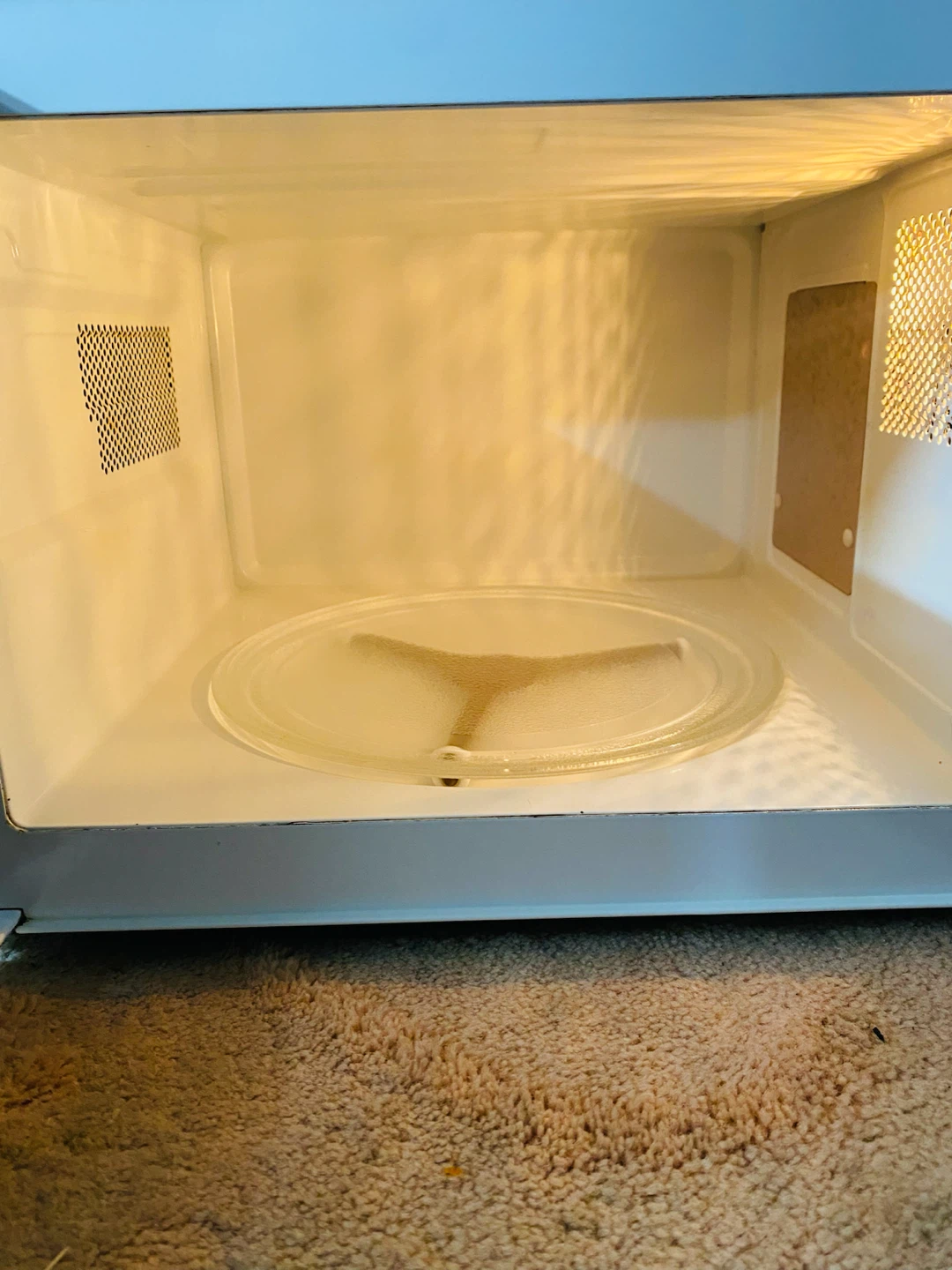 Magnasonic White Microwave (like new) - photo 3