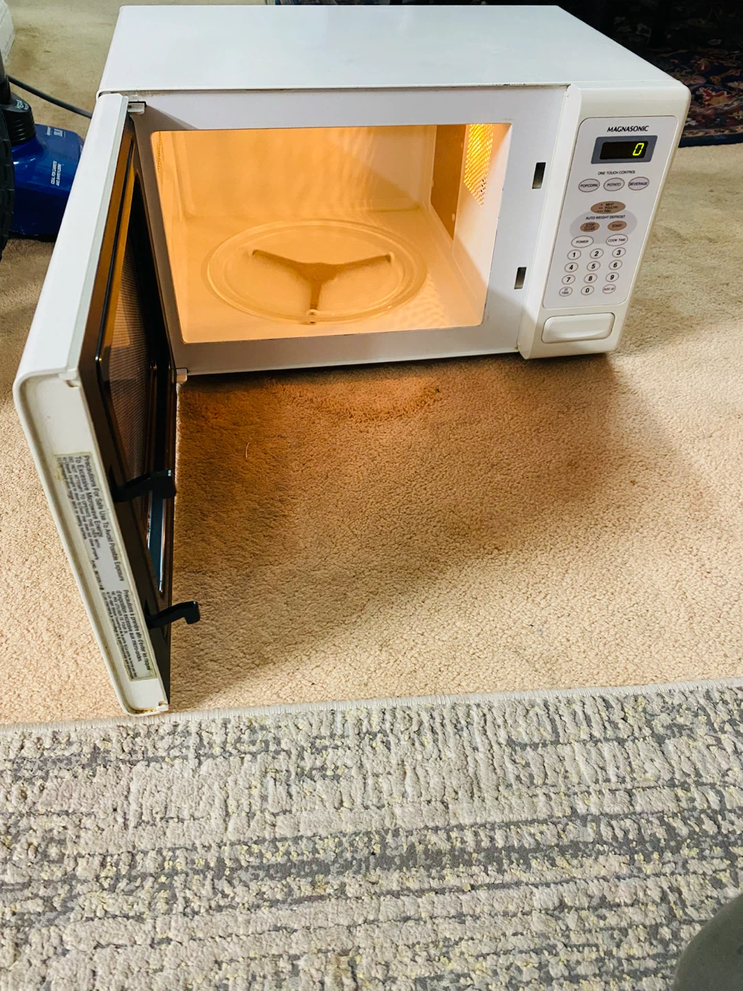 Magnasonic White Microwave (like new) - photo 4
