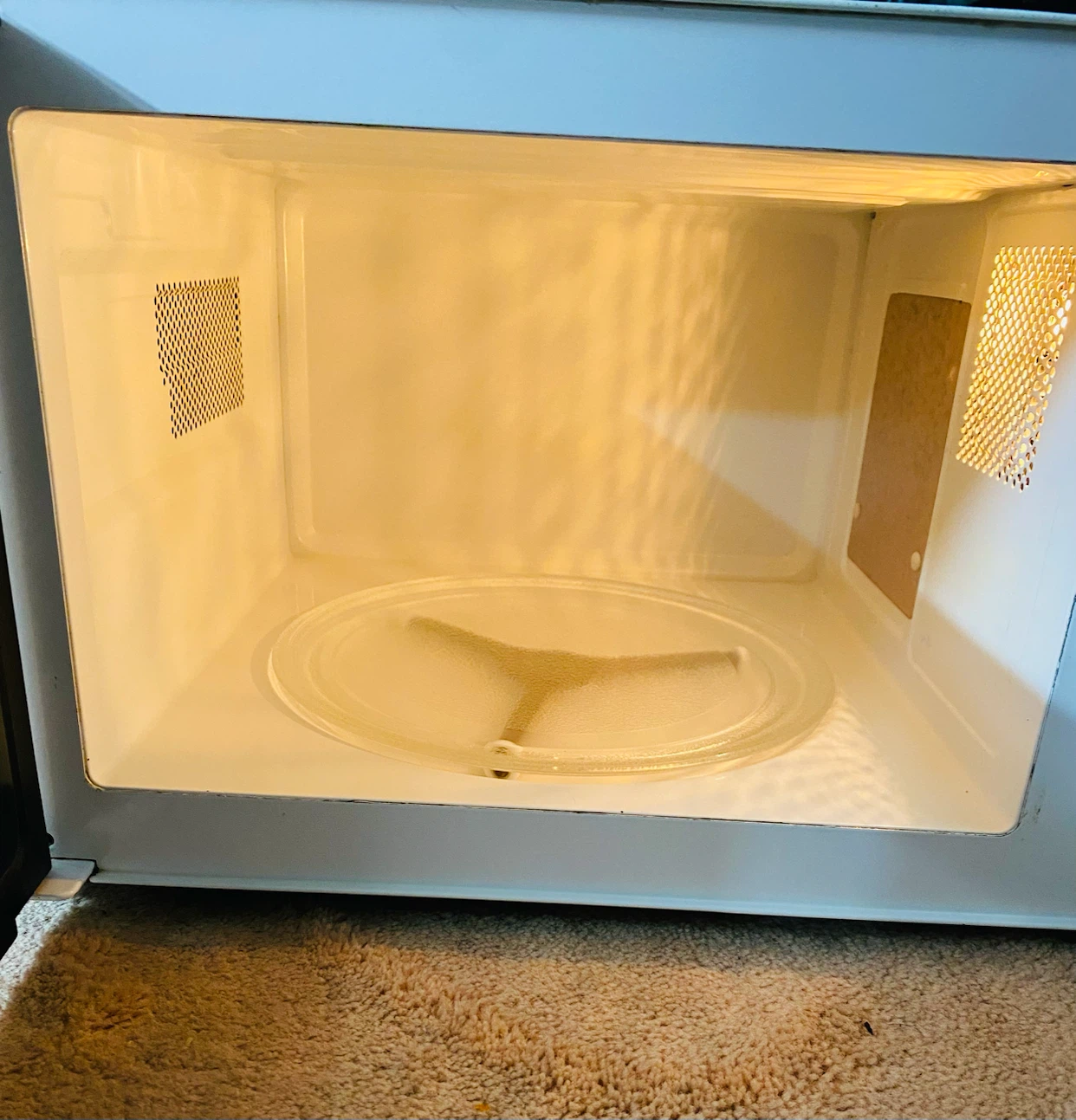 Magnasonic White Microwave (like new) - photo 5