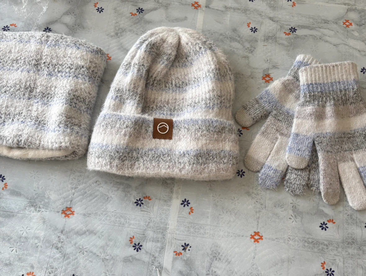New Women's 3-Piece Winter Hat, Scarf & Gloves Set - photo 2