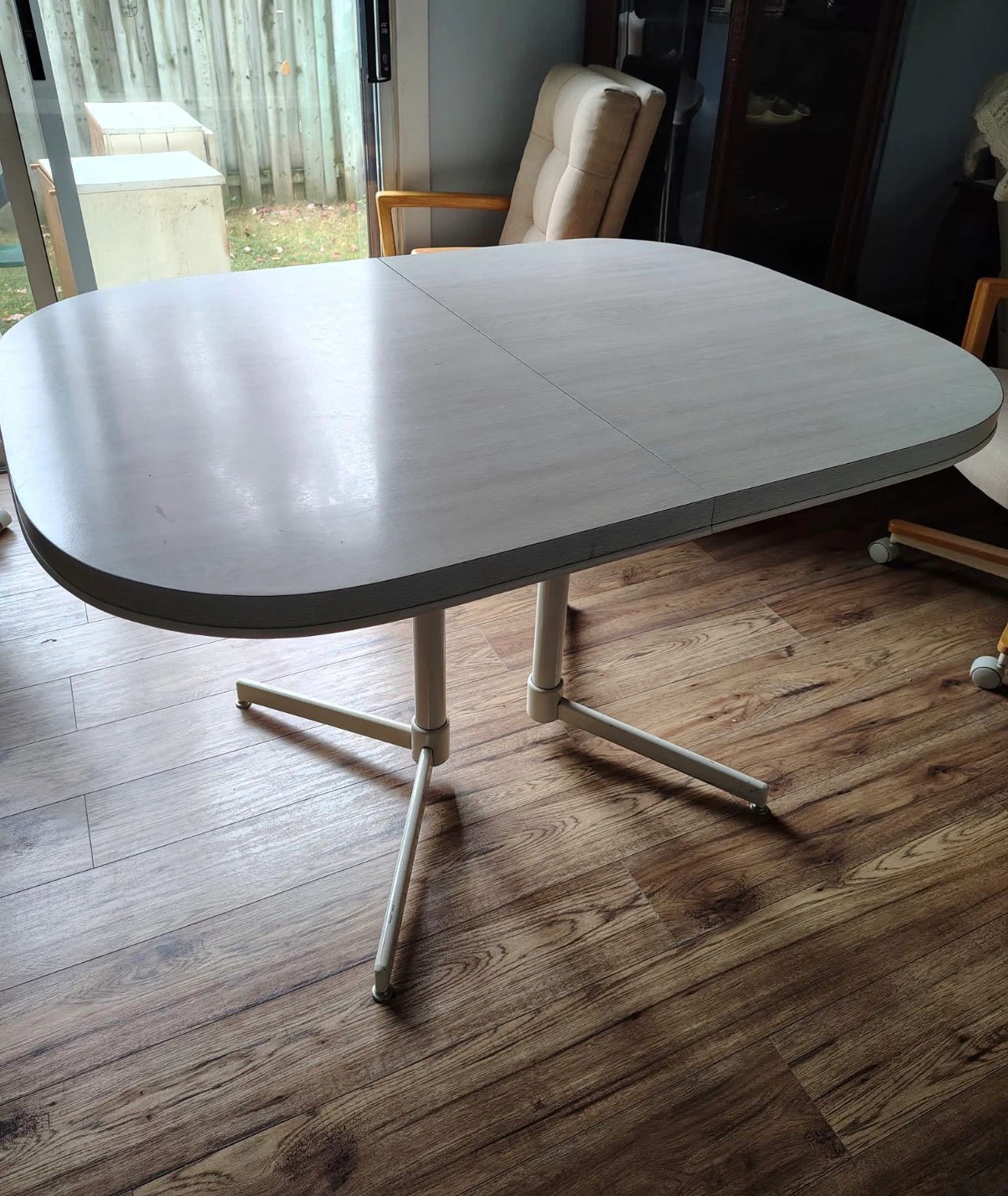 Dining table extendable