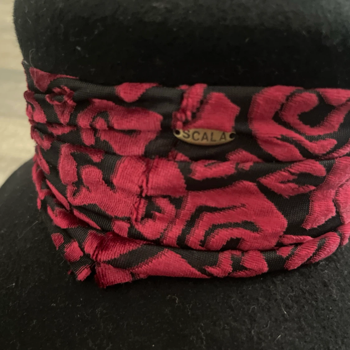 Scala black hat with burgundy rose ribbon - photo 3