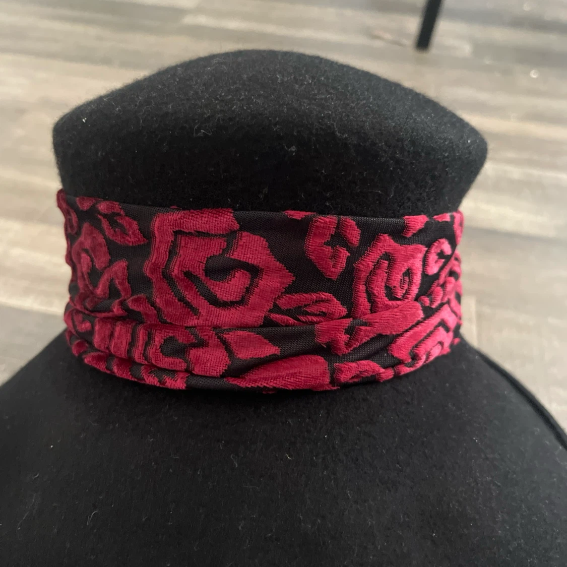 Scala black hat with burgundy rose ribbon - photo 4