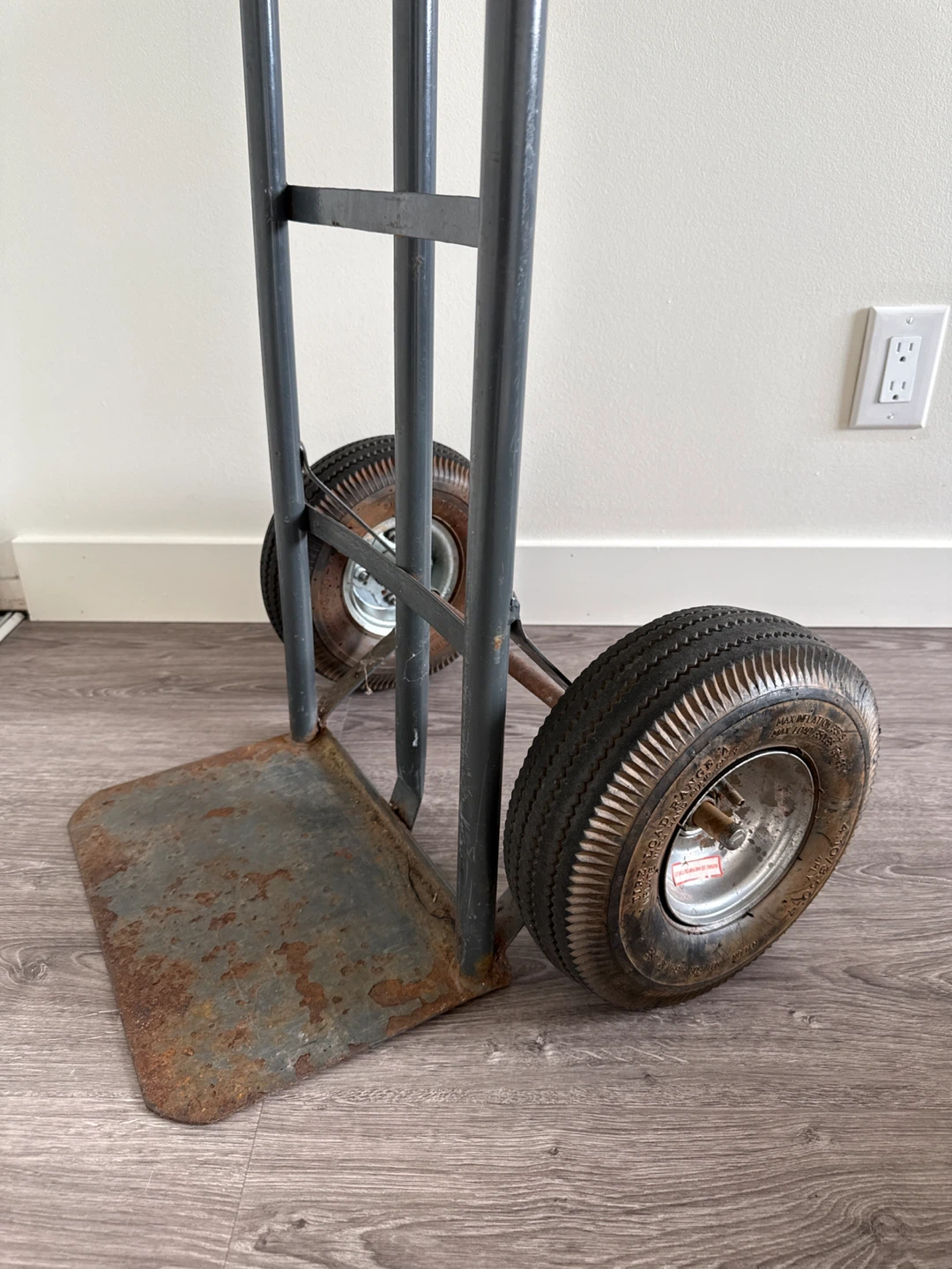 Heavy Duty Steel Hand Truck - photo 2