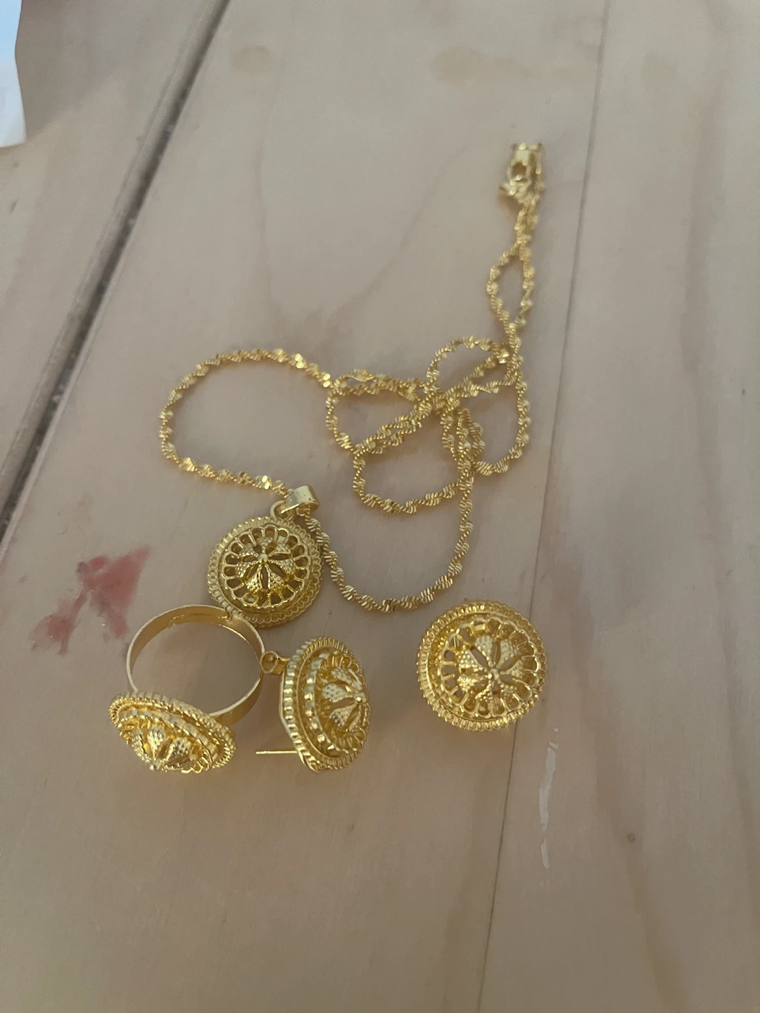 Gold-tone filigree jewellery set