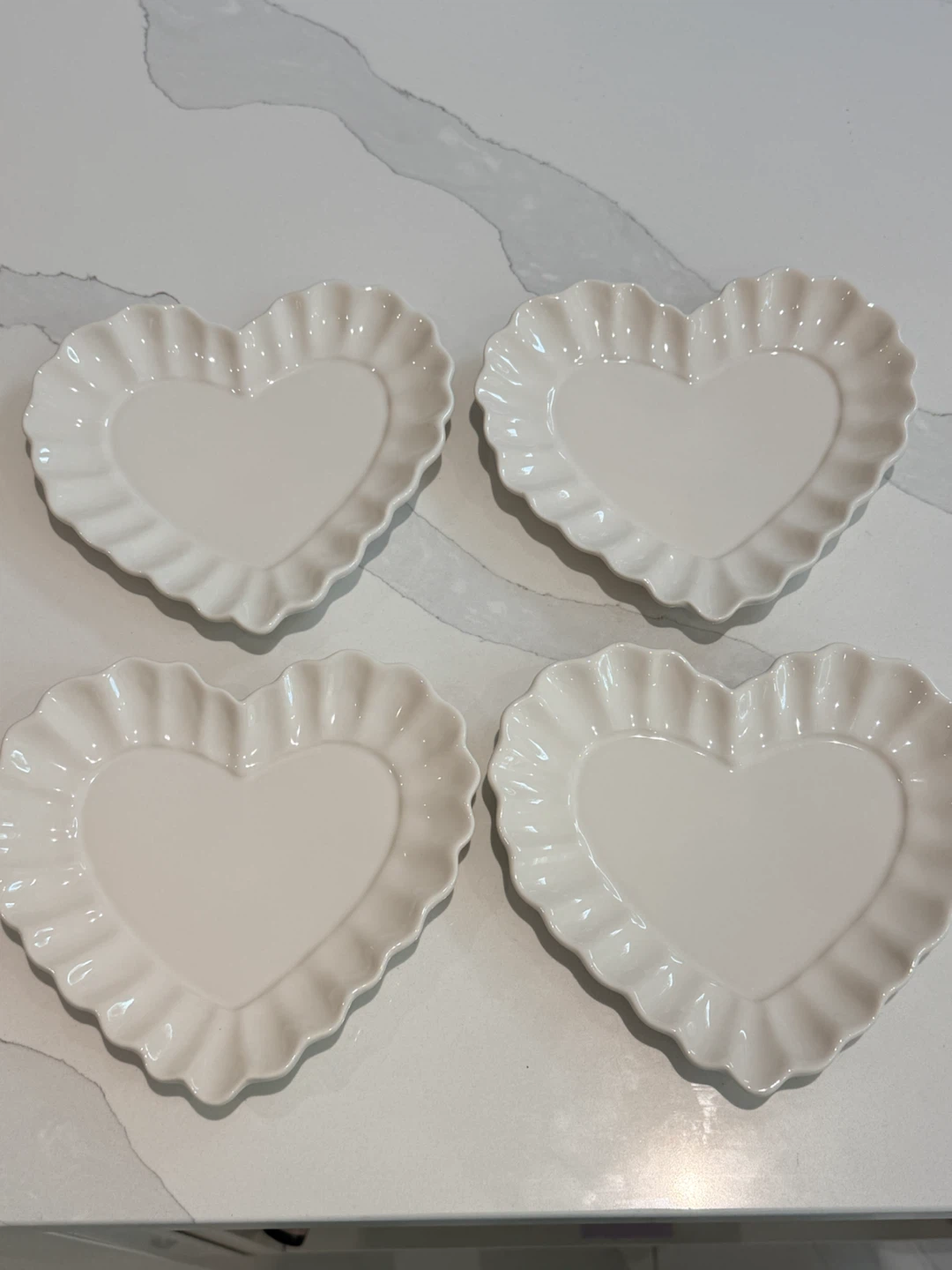 Pottery Barn Heirloom Scalloped Heart Plates – Set of 4