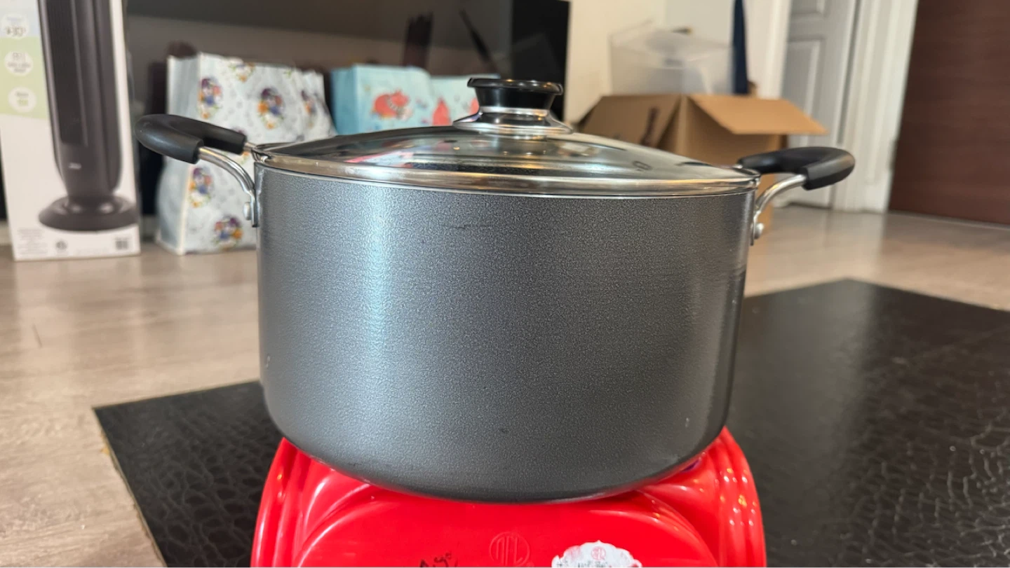 Non-stick pot with glass lid