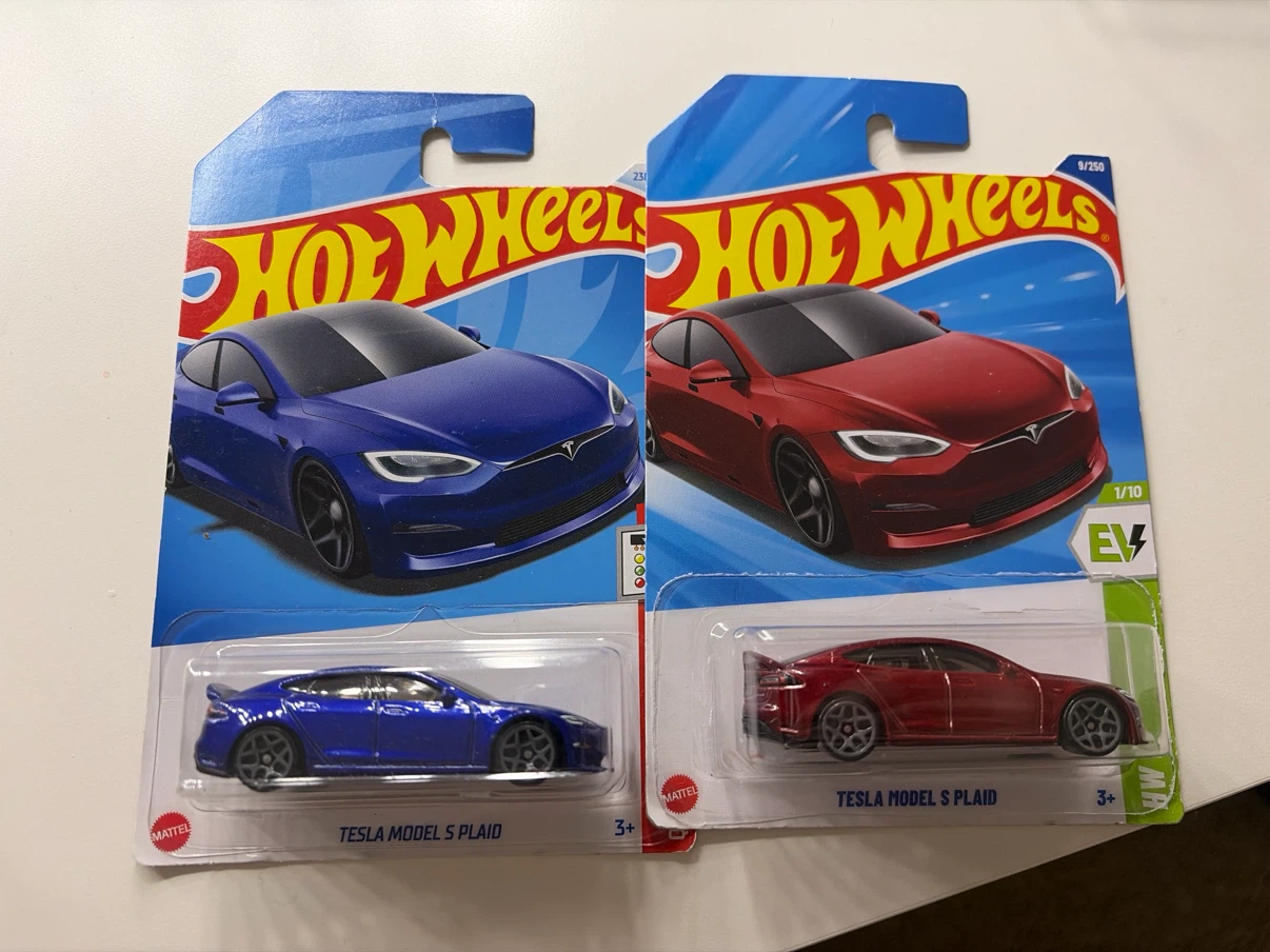 2 Hot Wheels Tesla Model S Plaid cars